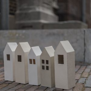 5 wit | keramiek | h 20,5-23 cm | 2012 | € 225 samen