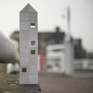 blokhut | keramiek (biscuit) | h 34,5 cm | 2013 | € 150
