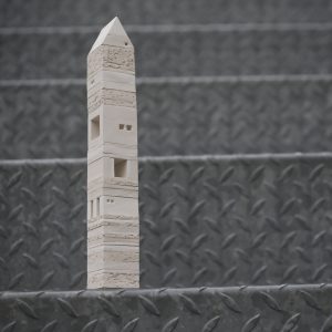 de spits | keramiek (biscuit) | h 32 cm | 2013 | € 150