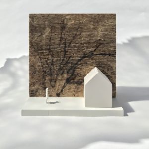 het huis in de duinen | keramiek, hout, kunststof | h 15 cm | 2020
