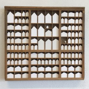 veel is betrekkelijk | keramiek, hout | h 51 cm | 2015