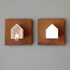 op eenzame hoogte | keramiek, metaal, kunststof | 2016