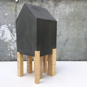 op stand | keramiek, hout | h 27 cm | 2015