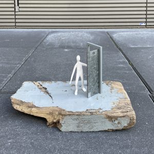 open deur | drijfhout, keramiek, metaal | h 18 cm | 2023