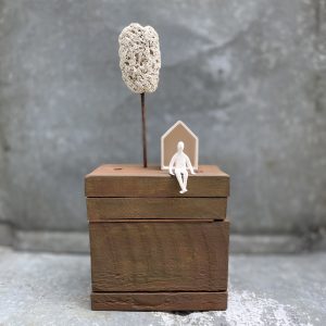 uit-zicht 4 | jutvondsten, keramiek | h 30 cm | 2023