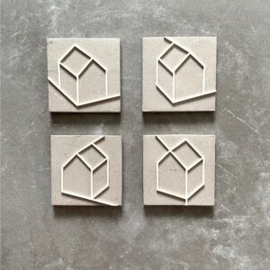 connectie 1 t/m 4 | keramiek, hout | h 9 cm | 2023 | € 85 per stuk