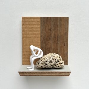 stand.punt 9 | afvalhout, steen, keramiek | h 15,5 cm | € 375
